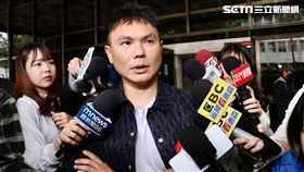 毆打Toyz，超哥複訊後5萬元交保，現身道歉，「暴力就是不對，我會負起責任」。（圖／記者鄭孟晃攝影）