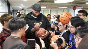 「表弟」卡森斯現身雲豹總部。（圖／雲豹能源提供）