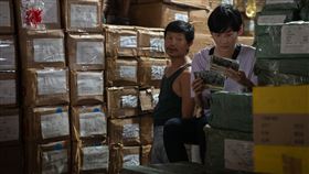 王興洪（圖左）演出的《睡覺時眼睛睜開》入圍柏林影展「邂逅」單元。（圖／文策院提供）