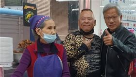 黃仁勳今（22）日到三重五燈獎吃豬腳。（圖／翻攝自五燈獎豬腳魯肉飯臉書）