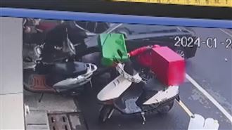 轎車迴轉撞機車又誤踩油門　暴衝卡便當店