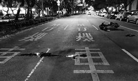 士林婦人過馬路遭騎士撞飛無生命跡象。（圖／翻攝畫面）