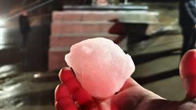 馬祖罕見下雪  民眾深夜衝山賞雪直呼感動馬祖各地陸續降冰霰，北竿青年周治孝22日深夜衝到馬祖第一高峰壁山目睹雪景，稱這是他人生首次在故鄉看到雪。馬祖氣象站說，在南竿從未觀測過雪景，馬祖下雪算難得。（臉書粉專馬祖有個周小馬 追淚人提供）中央社記者高華謙傳真 113年1月22日