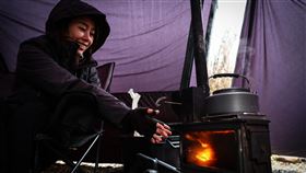 寒流來襲  追雪民眾燒柴爐取暖中央氣象署表示，22日受寒流影響，各地愈晚愈冷，下半天起降雨更明顯且範圍擴大，若低溫與水氣配合，全台山區都可望降雪，圖為宜蘭縣思源埡口周邊上山追雪的民眾，窩在帳篷內燒柴爐取暖。中央社記者王騰毅攝  113年1月22日