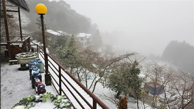 新／桃園拉拉山下雪了　新增1里停班課
