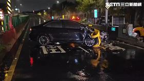 北市王男開車行經環河快速道路時自撞橋墩，造成後座廖姓男乘客命危送醫急救。（圖／翻攝畫面）