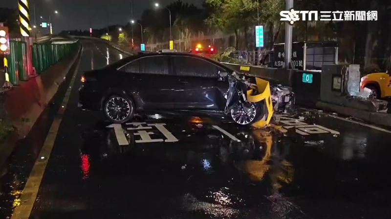 北市男駕車自撞橋墩　後座男乘客命危送醫