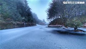 下雪，路面結冰。（圖／翻攝自大雪山國家森林遊樂區）