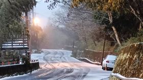 新竹縣尖石鄉今天（23日）凌晨3時許也開始下起冰霰，海拔較高的玉峰及秀巒2村，甚至已開始下雪，但當地商家卻憂心「水源結冰無水可用」。尖石鄉公所公告，今天上午6時起，已於竹60線5K處進行管制、禁止入山，另提醒上山追雪的民眾要注意安全，以免發生意外。