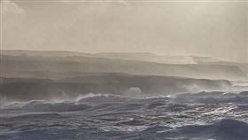 強烈風暴伊莎在愛爾蘭莫赫懸崖（Cliffs of Moher）捲起大浪。（圖／翻攝自@FoolinInDoolin X平台）
https://twitter.com/FoolinInDoolin/status/1749452851250679908