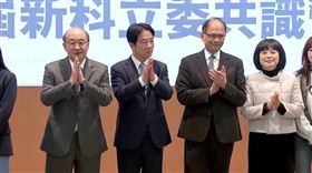 ▲賴清德創首例以總統當選人身分赴立院參加民進黨共識營，游錫堃、柯建銘陪同。