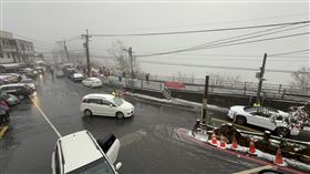 入冬最強寒流來襲，北台灣拉拉山、太平山等多處山區開始降雪，吸引了不少民眾上山追雪，桃園復興區116縣道因道路結冰，今早起已針對部分路段交管。