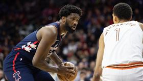 ▲恩比德（Joel Embiid）對上溫班亞馬（Victor Wembanyama），單場攻下70分。（圖／路透社／達志影像）