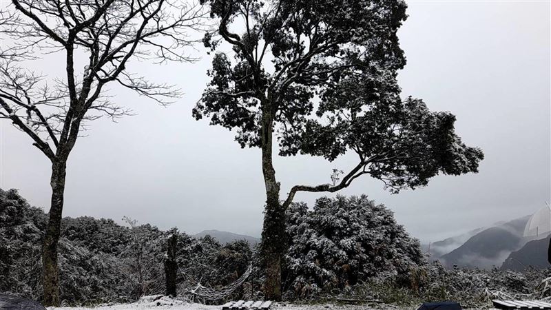 烏來山區一片白！民眾一早出門成功追雪