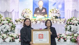 前參謀總長劉和謙辭世，蔡英文總統今（23）日赴台北市第一殯儀館公祭現場頒發褒揚令。（圖／國防部提供)