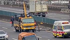 新／國3彰化快車道上竟有鋁梯　2車翻覆(圖/翻攝畫面)
