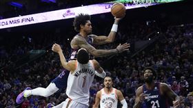 ▲烏布瑞（Kelly Oubre Jr.）留爆炸頭，防守溫班亞馬（Victor Wembanyama）卻只到他肩膀。（圖／美聯社／達志影像）