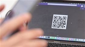 最新詐騙手法！　賣家「僅輸入身分證」帳戶錢竟被轉走。手機掃QR Code（示意圖／資料照）