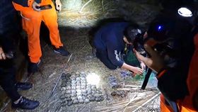 入冬最強寒流來襲，竟有民眾趁機闖入台東富山漁業資源保護區盜捕龍蝦、螃蟹和蠑螺，岸巡人員接獲通報前往查察，經埋伏守候6小時，當場逮捕一名違規下海盜捕的男子，同時查獲龍蝦等各式漁獲約20公斤，訊後將依違反漁業法函送臺東縣政府裁處。