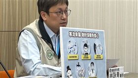 防疫醫師林詠青說明新增5例死亡個案中，最年輕者為北部20多歲男性。（圖／記者簡浩正攝影）