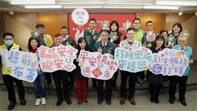 黃偉哲公布獎勵計畫 台南春節連假醫療不打烊農曆春節連假將屆，台南市長黃偉哲（前右4）23日公布獎勵計畫，鼓勵基層診所及提供COVID-19口服抗病毒藥劑合約藥局在春節假期開業。（台南市政府提供）中央社記者張榮祥台南傳真 113年1月23日