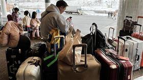 李正皓今（23）天貼出一張顧行李的照片自嘲，他真的被王義川說中。（圖／翻攝自李正皓臉書）