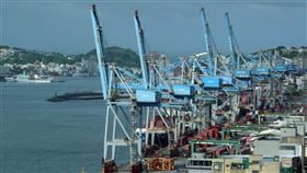 11月景氣燈號重回黃藍燈（2）國發會27日公布11月景氣燈號重回黃藍燈，綜合判斷分數為20分，較10月增加4分；9項構成項目中，海關出口值，批發、零售及餐飲營業額均由藍燈轉呈綠燈，分數各增2分，其餘7項燈號不變。圖為112年8月30日基隆港一景。中央社記者鄭傑文攝  112年12月27日