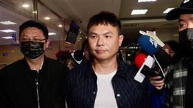 毆打Toyz，超哥複訊後5萬元交保，現身道歉，「暴力就是不對，我會負起責任」。（圖／記者鄭孟晃攝影）