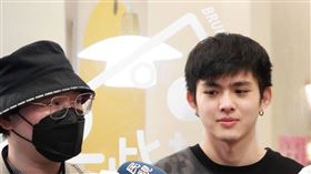 原子少年陳文翔（右）與餐廳公關奇哥（圖／記者楊澍攝）