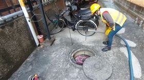 台中市環保局協助民眾從水肥中撈出鑽石。（台中市環保局提供）