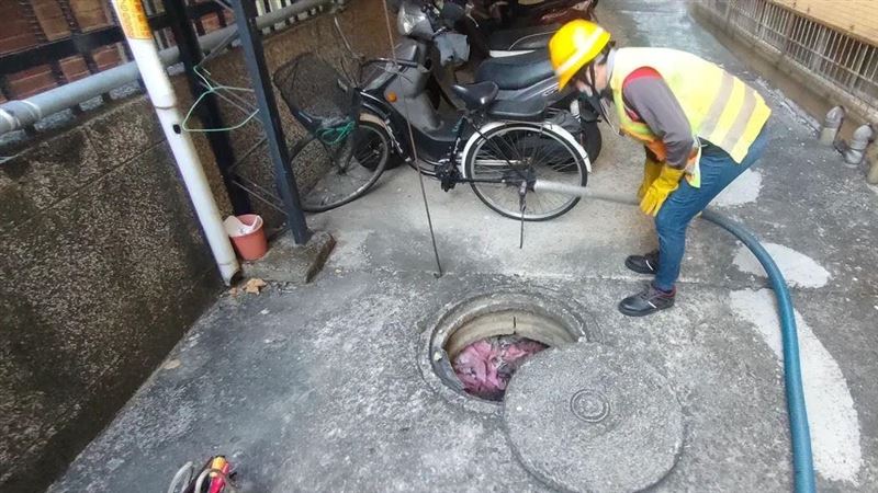 台中男1克拉鑽沖馬桶　環保局抽2噸屎找到