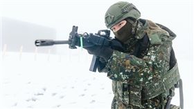 超強寒流襲台！國軍頂低溫雪地操練　高山站台營安演練畫面曝（圖／翻攝自青年日報臉書）