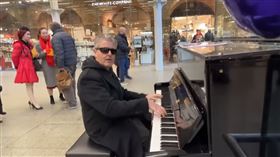 鋼琴家倫敦直播！路過小粉紅命令不許拍　身分被起底「疑中共高官家屬」。Brendan Kavanagh　YT