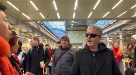 鋼琴家倫敦直播！路過小粉紅命令不許拍　身分被起底「疑中共高官家屬」。Brendan Kavanagh　YT