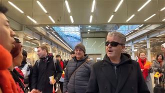 鋼琴家倫敦直播　小粉紅衝現場出征身分曝