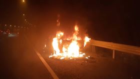 國道五楊高架橋火燒車。（圖／翻攝畫面）