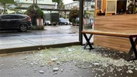 ▲健身中心的玻璃門爆裂，玻璃碎片落得滿地都是。（圖／CTWANT提供）

