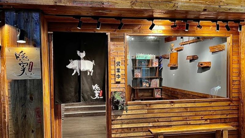 「隱家」遭控廢油排水溝！害清潔員跪著撈