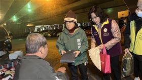 高市社會局啟動低溫關懷機制  謝琍琍訪視街友因應低溫，高雄市社會局啟動關懷機制，局長謝琍琍（左2）23日晚間也親自訪視街友，發放保暖衣物等禦寒物品，提醒街友做好保暖措施。（高雄市社會局提供）中央社記者林巧璉傳真  113年1月23日
