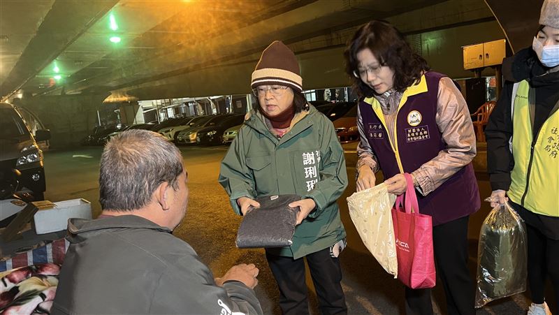 寒流襲　高市府關懷訪視街友、發放禦寒物