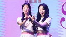 台鋼雄鷹啦啦隊成軍　朴旻曙、安芝儇合體（2）台鋼集團桂田文創15日在台北舉行記者會，宣告中華職棒台鋼雄鷹專屬啦啦隊Wing Stars正式成軍，韓籍隊員朴旻曙（右）、安芝儇（左）合體比出飛翔手勢。中央社記者王騰毅攝  113年1月15日