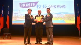 東華大學校長徐輝明上任國立東華大學23日舉行卸新任校長交接典禮，新任校長徐輝明（右）在教育部次長林騰蛟（中）監交下，從卸任校長趙涵(捷)（左）手中接下印信。中央社記者李先鳳攝  113年1月23日