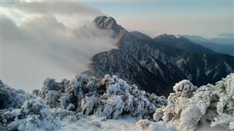 圖輯／玉山一片白茫茫！藍天雪景畫面曝光