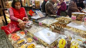 112年零售業全年營業額創歷年新高（1）經濟部23日公布，112年12月零售業營業額達新台幣4075億元，年增1.1%；112年全年營業額為4兆5760億元，創歷年新高，年增6.9%。圖為民眾在台北市迪化街採買年貨。中央社記者吳家昇攝  113年1月23日