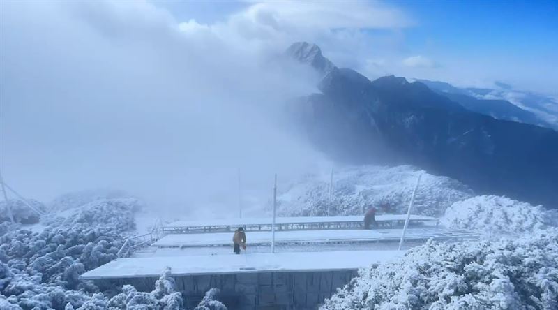 玉山氣象站的工作人員正辛苦清除太陽能板上的積雪。（圖／氣象署提供）