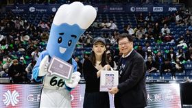 ▲前WSBL球員王鈺婷在中場遊戲展現驚人手感。（圖／翻攝自高雄全家海神臉書）