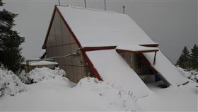 最強寒流，雪霸桃山山屋白雪覆蓋、銀白世界（圖／雪霸處志工張慧芳提供）