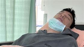 Toyz滿頭是血縫10多針！醫院外「10多名黑衣人」聚集　畫面曝光（圖／翻攝自蹦闆IG）