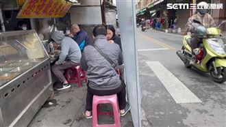 桌椅擺斑馬線上吃爌肉飯　民眾：市場奇觀