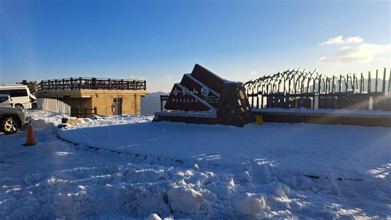 合歡山降雪創入冬最多　藍天白雪美不勝收
